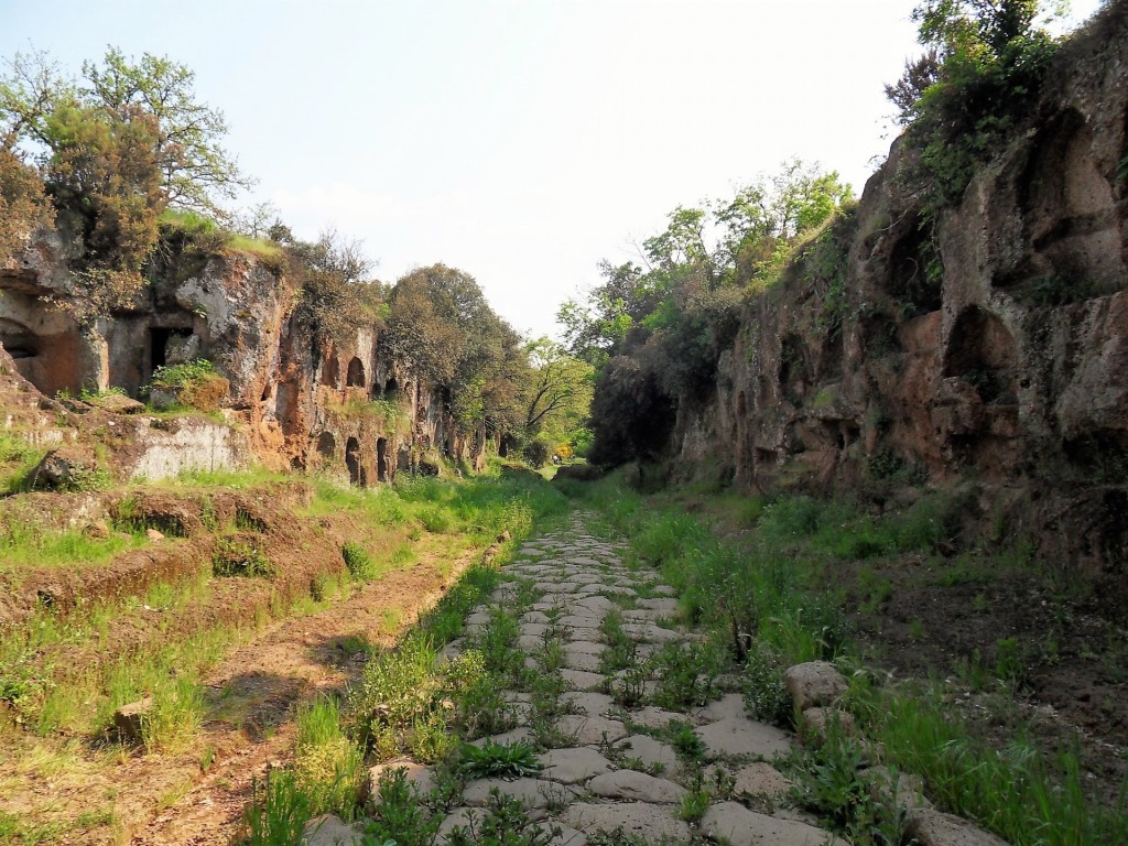 DOMENICA 14/11 – ARCHEO – TREKKING- SULLE TRACCE DELLA VIA AMERINA DAL CASTELLO PERDUTO DI ISOLA CONVERSINA ALLA NECROPOLI DEL CAVO DEGLI ZUCCHI (VT).